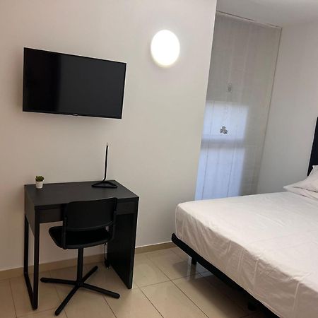 Fira Gran Via 2 - Private Rooms In A Shared Apartment - Habitaciones Privadas En Apartamento Compartido L’Hospitalet de Llobregat Zewnętrze zdjęcie