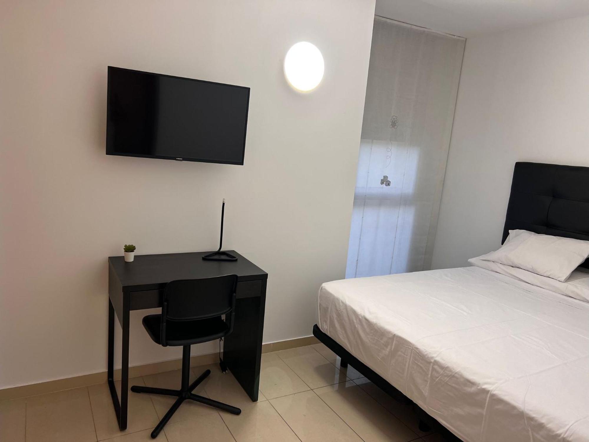 Fira Gran Via 2 - Private Rooms In A Shared Apartment - Habitaciones Privadas En Apartamento Compartido L’Hospitalet de Llobregat Zewnętrze zdjęcie