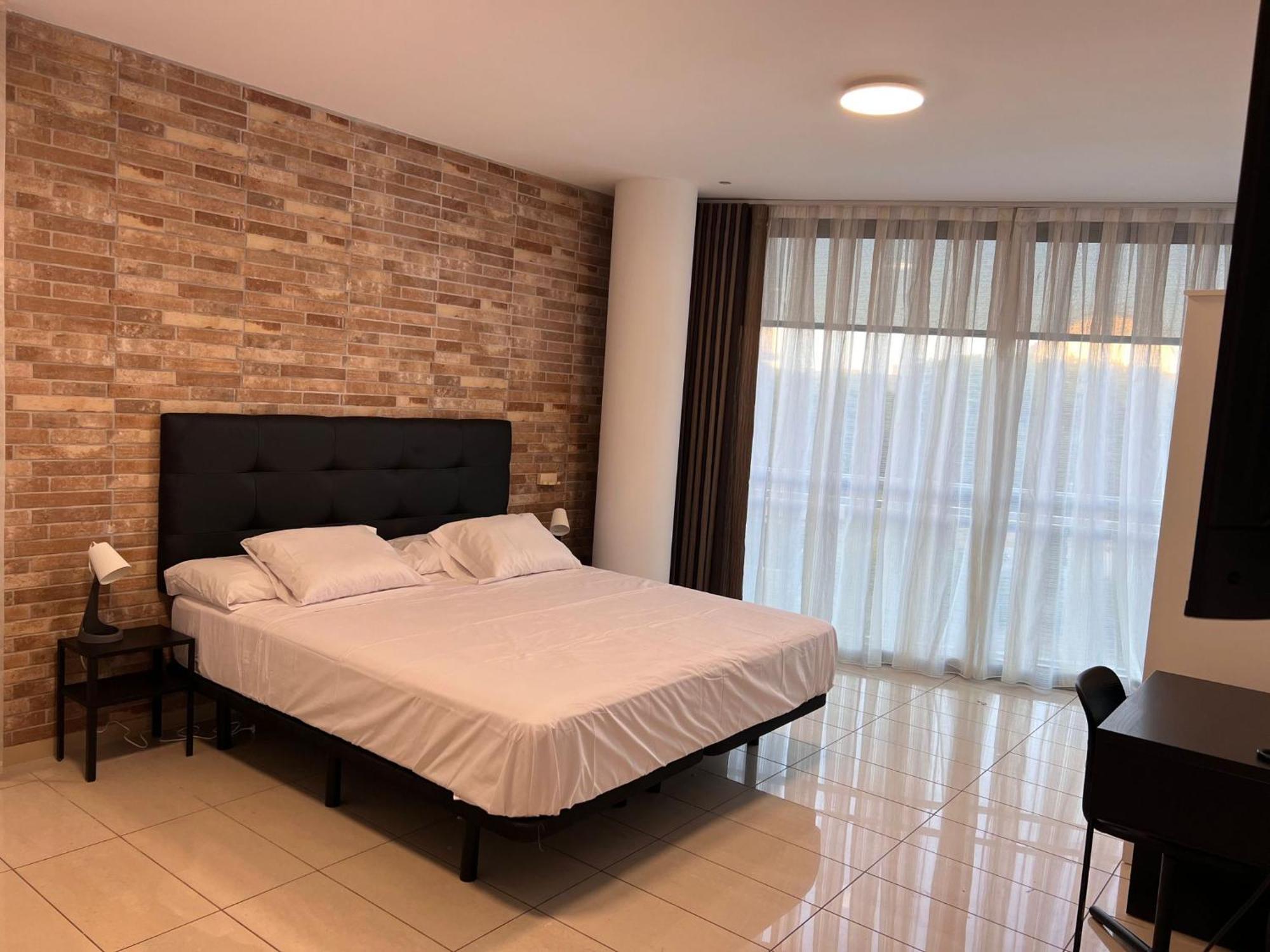 Fira Gran Via 2 - Private Rooms In A Shared Apartment - Habitaciones Privadas En Apartamento Compartido L’Hospitalet de Llobregat Zewnętrze zdjęcie