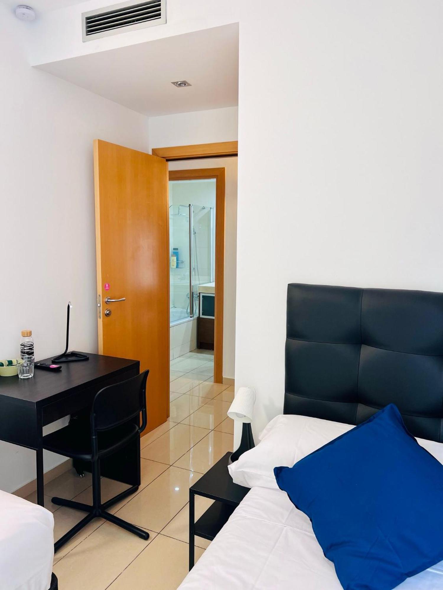 Fira Gran Via 2 - Private Rooms In A Shared Apartment - Habitaciones Privadas En Apartamento Compartido L’Hospitalet de Llobregat Zewnętrze zdjęcie