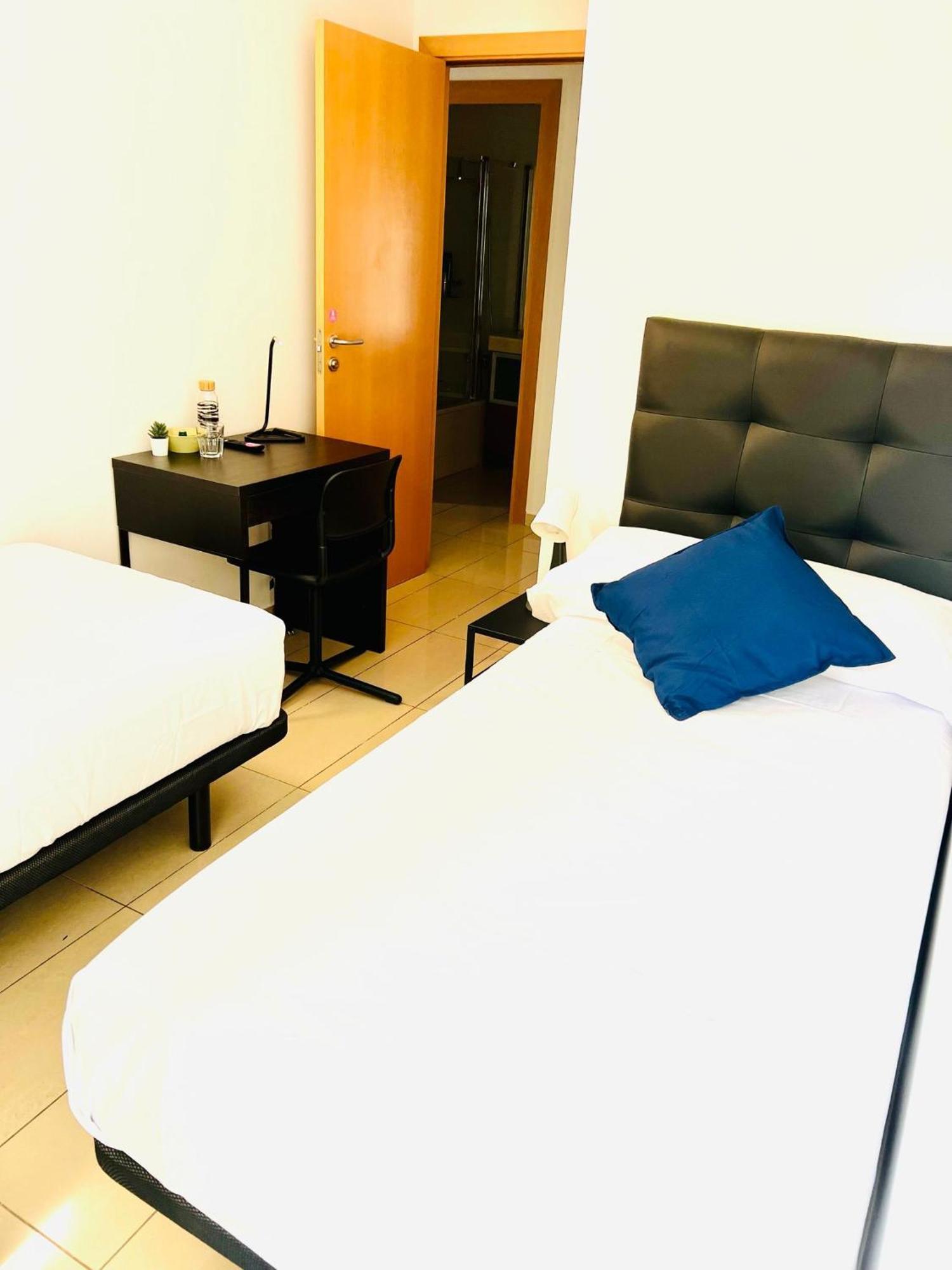 Fira Gran Via 2 - Private Rooms In A Shared Apartment - Habitaciones Privadas En Apartamento Compartido L’Hospitalet de Llobregat Zewnętrze zdjęcie
