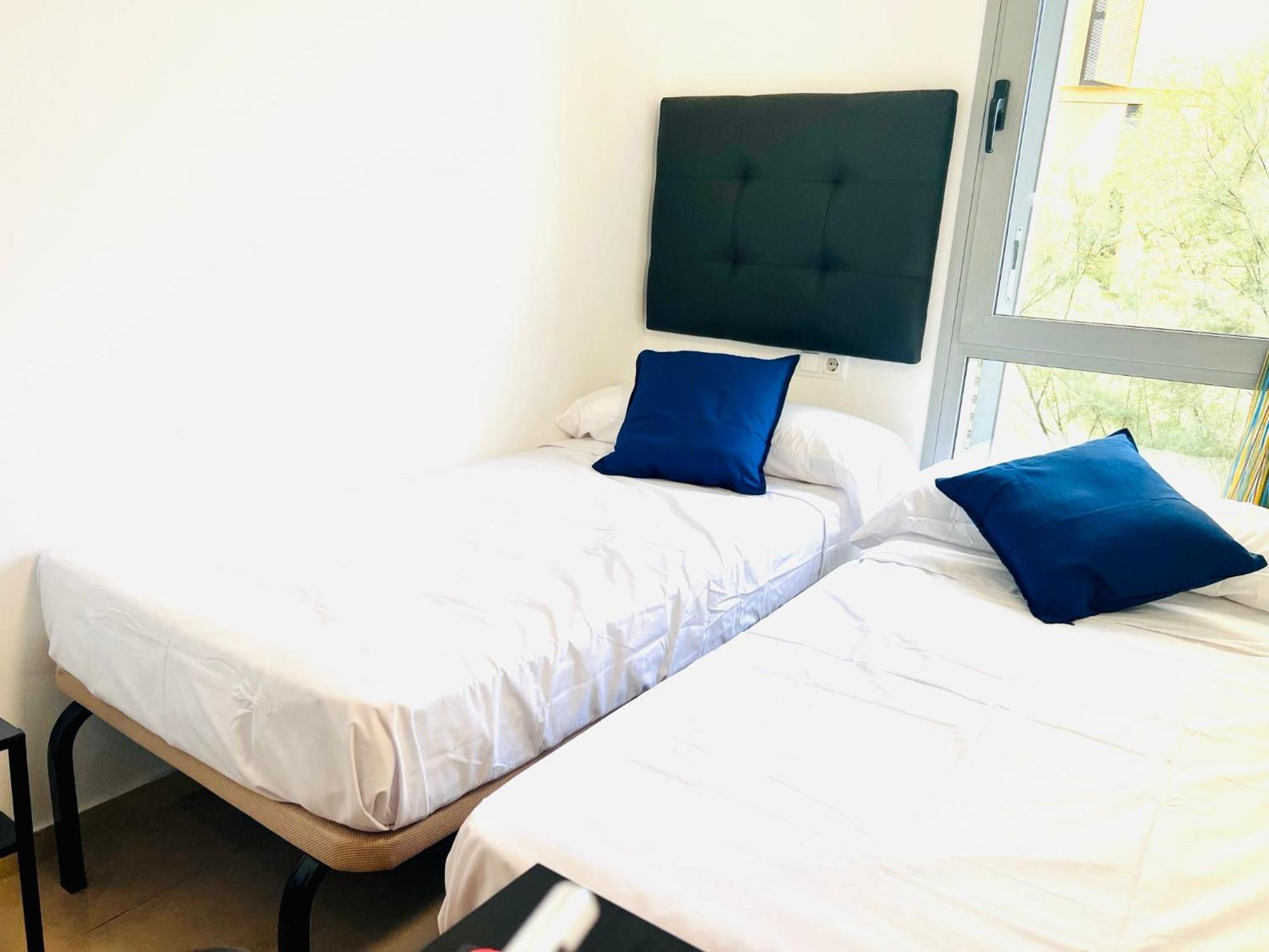 Fira Gran Via 2 - Private Rooms In A Shared Apartment - Habitaciones Privadas En Apartamento Compartido L’Hospitalet de Llobregat Zewnętrze zdjęcie