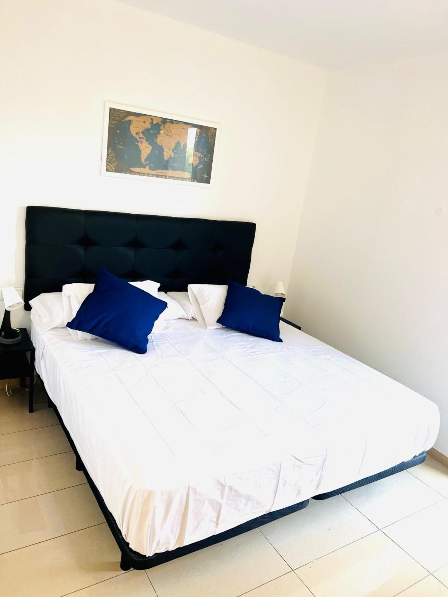Fira Gran Via 2 - Private Rooms In A Shared Apartment - Habitaciones Privadas En Apartamento Compartido L’Hospitalet de Llobregat Zewnętrze zdjęcie